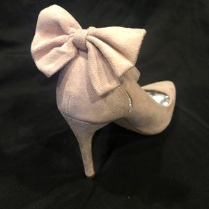 BRAND NEW light pink suede heels size 5